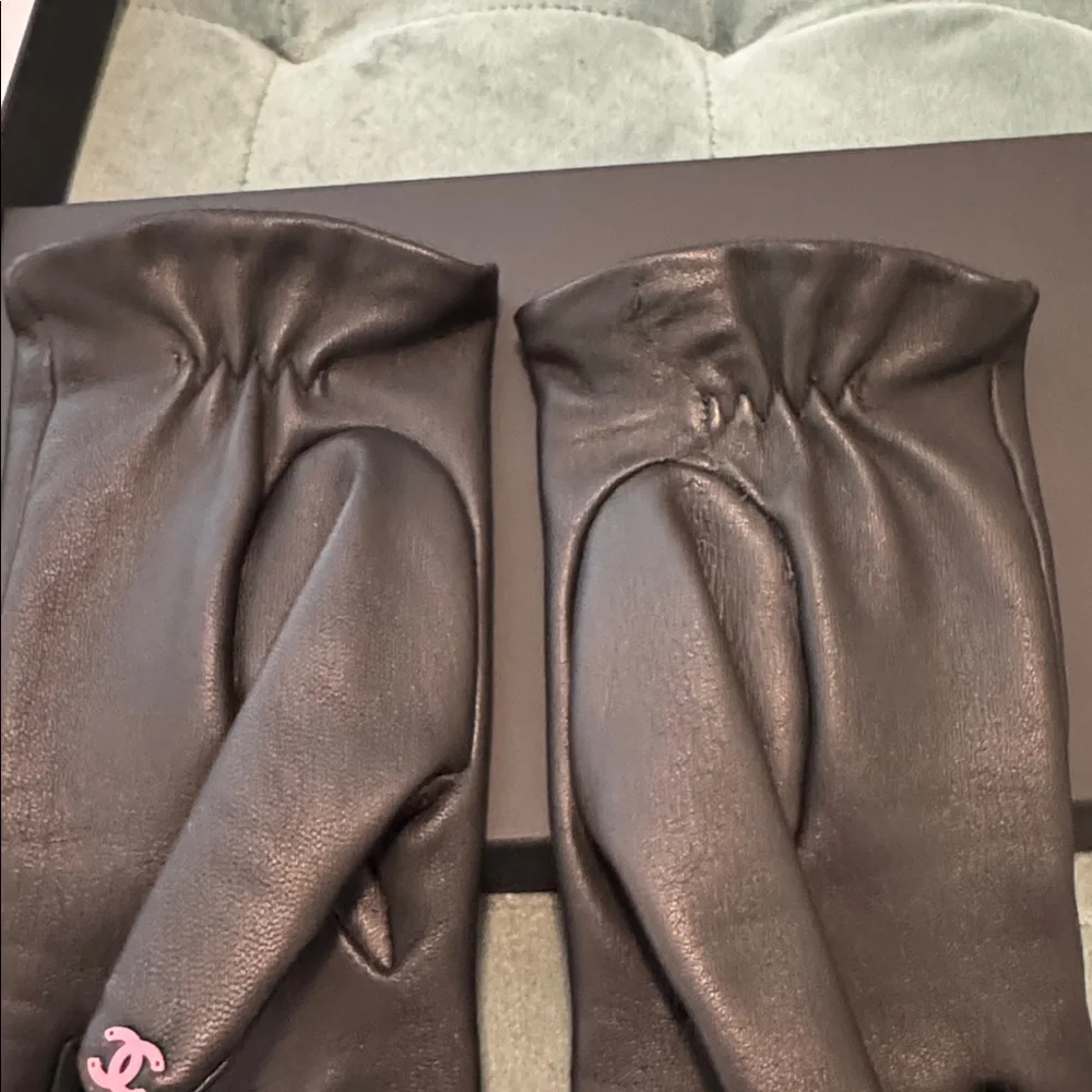 CHANEL CC Black leather Gloves with Pink Details